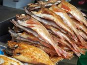 チャガルチ市場周辺で売られている焼き魚。焼き魚とアワビのお粥が朝食のお薦め。